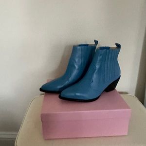 Intentionally blank big western boot